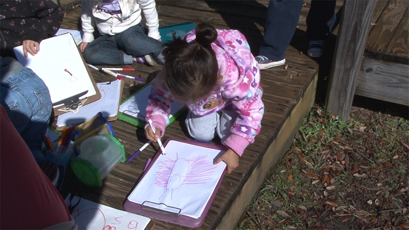 preschoolers draw and color outdoors